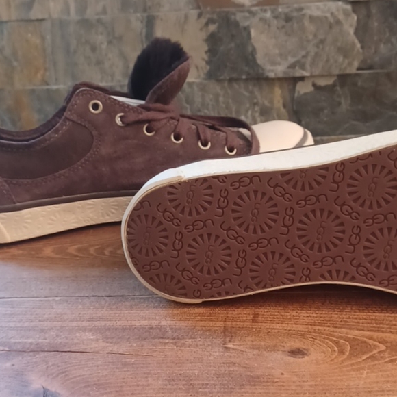 UGG - Picture 3 of 5